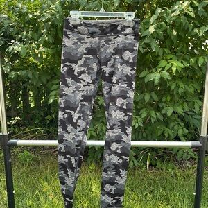 Reversible grey and camo leggings
